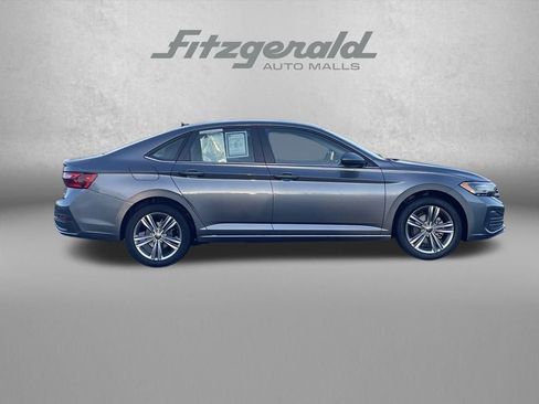 Used 2024 Volkswagen Jetta SE image 3