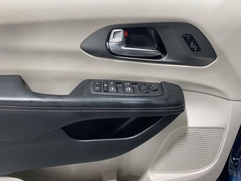 Used 2022 Chrysler Pacifica Touring-L FWD image 17