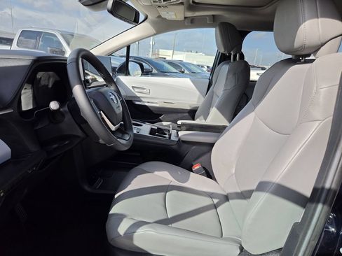 Used 2026 Toyota Sienna XLE FWD image 27
