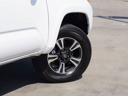 Used 2019 Toyota Tacoma TRD Sport w/ Technology Package AWD/4WD image 8