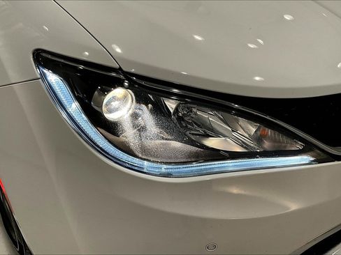 Used 2019 Chrysler Pacifica Touring-L Plus w/ Advanced Safetytec Group FWD image 32