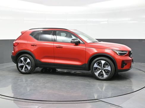 Used 2024 Volvo XC40 B5 Plus w/ Climate Package AWD/4WD image 8