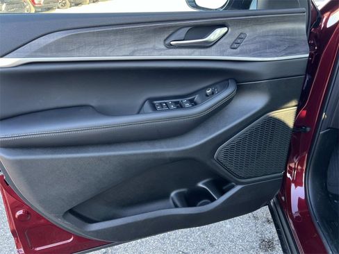 New 2025 Jeep Grand Cherokee L Limited image 11