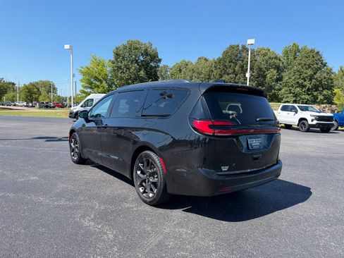 Used 2023 Chrysler Pacifica Touring-L w/ S Appearance Package FWD image 5