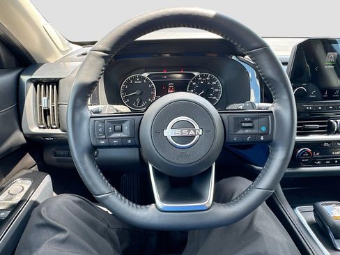 Used 2024 Nissan Pathfinder SL w/ SL Premium Package FWD image 11