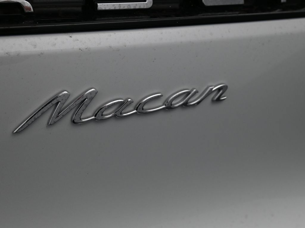 Certified 2025 Porsche Macan AWD/4WD image 8