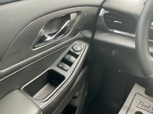 Used 2023 Chevrolet Traverse Premier FWD image 24