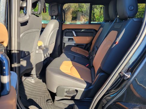 Used 2023 Land Rover Defender 130 X-Dynamic SE image 36