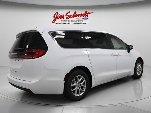 Used 2025 Chrysler Pacifica Select image 5