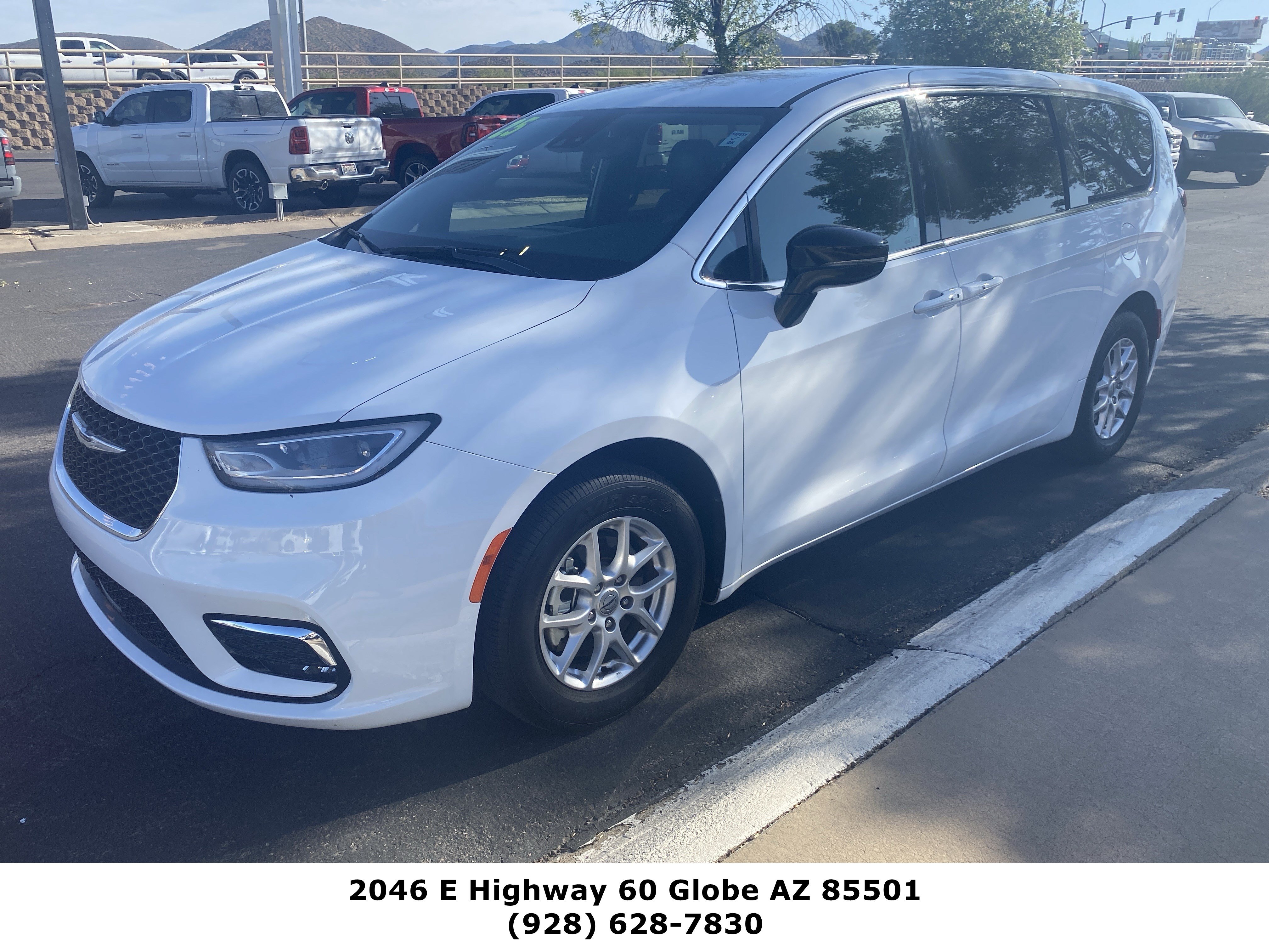 Used 2025 Chrysler Pacifica Select FWD image 1