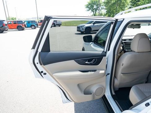 Used 2020 Nissan Rogue SV FWD image 14