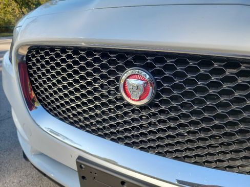 Used 2018 Jaguar F-PACE Premium image 3