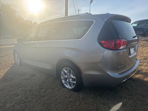 Used 2017 Chrysler Pacifica Touring-L Plus w/ Tire & Wheel Group image 3