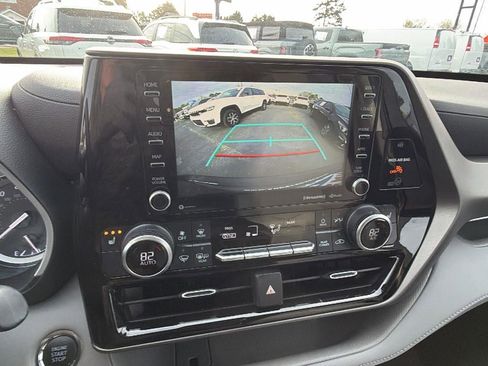 Used 2022 Toyota Highlander XLE FWD image 31