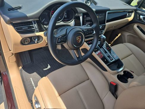 Certified 2025 Porsche Macan AWD/4WD image 3