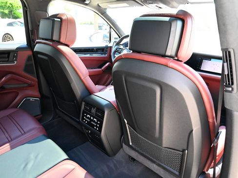 Used 2025 Porsche Cayenne Turbo AWD/4WD image 49