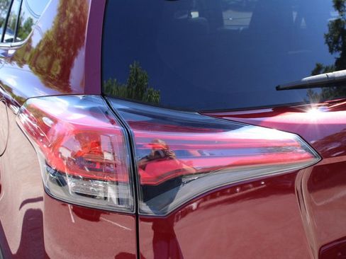Used 2018 Toyota RAV4 XLE FWD image 10