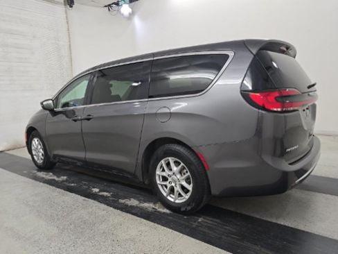 Used 2023 Chrysler Pacifica Touring-L FWD image 6