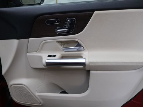 Used 2021 Mercedes-Benz GLA 250 4MATIC w/ Premium Package image 12