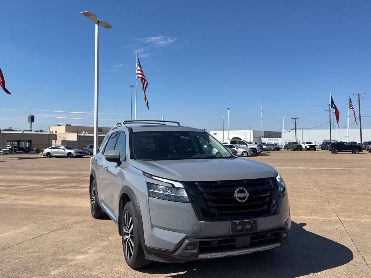 Used 2024 Nissan Pathfinder Platinum FWD image 3
