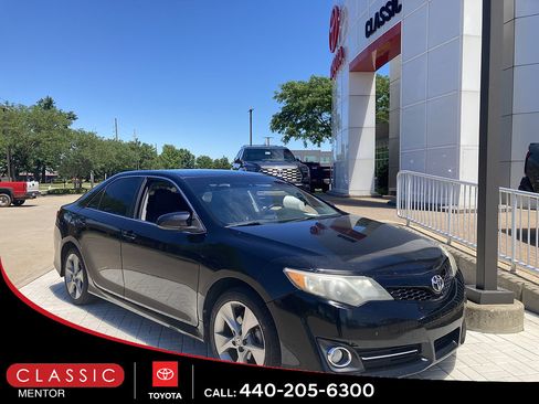 Used 2012 Toyota Camry SE w/ Leather Pkg FWD image 2