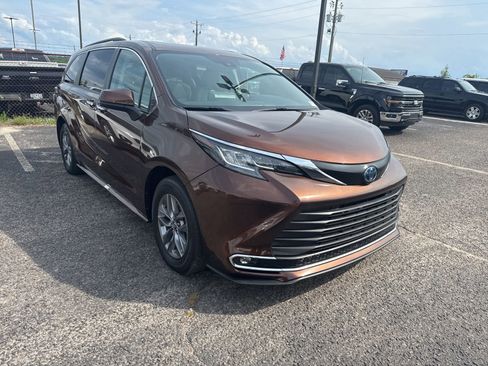 Used 2022 Toyota Sienna XLE FWD image 1