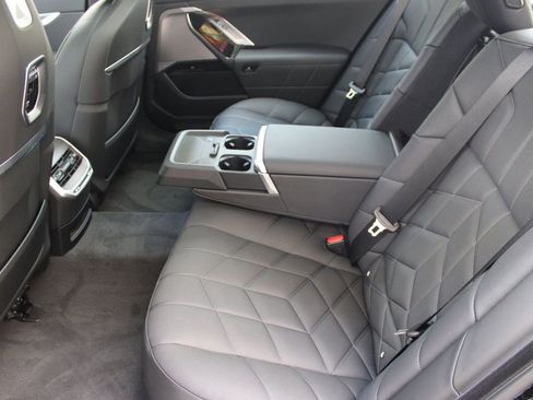 New 2026 BMW 750e xDrive image 27