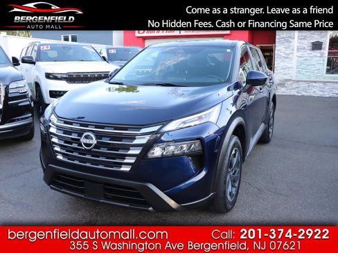 Used 2024 Nissan Rogue SV image 1