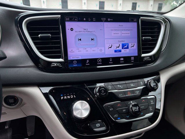 Used 2023 Chrysler Pacifica Touring-L FWD image 37