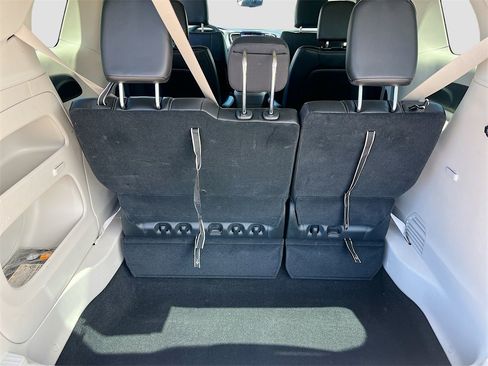 Used 2024 Chrysler Pacifica Touring-L image 25