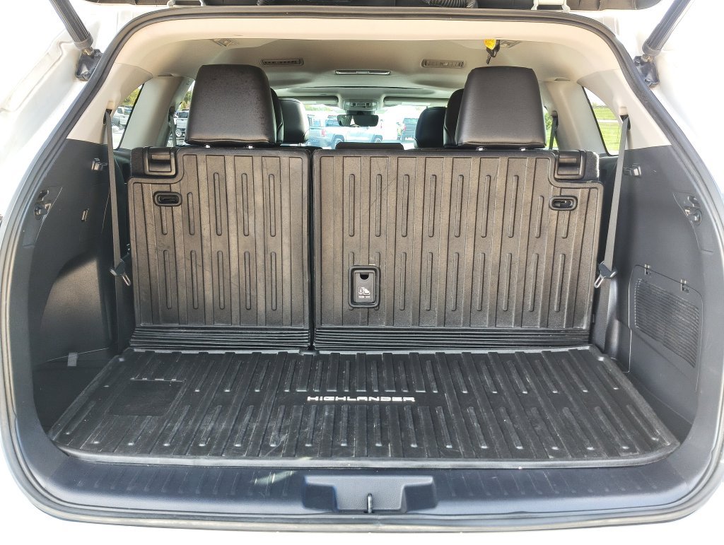 Used 2022 Toyota Highlander XLE AWD/4WD image 19