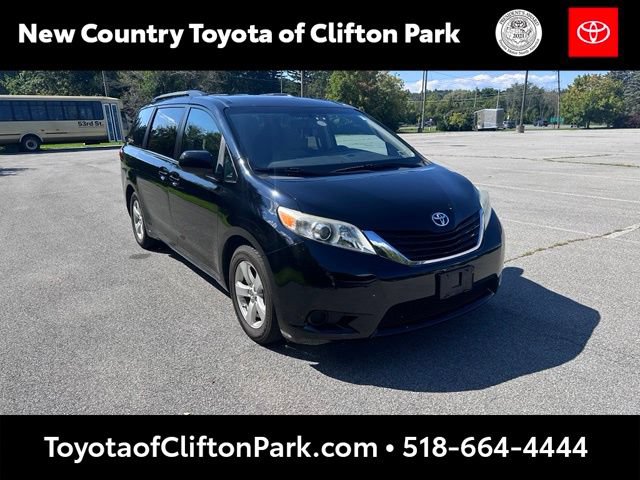 Used 2017 Toyota Sienna LE w/ Cargo Management Package FWD image 1