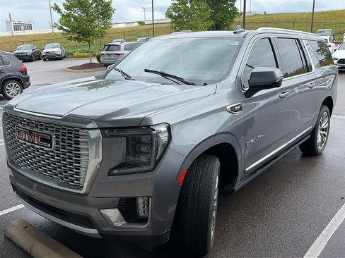 Used 2021 GMC Yukon XL Denali w/ Denali Premium Package AWD/4WD image 3