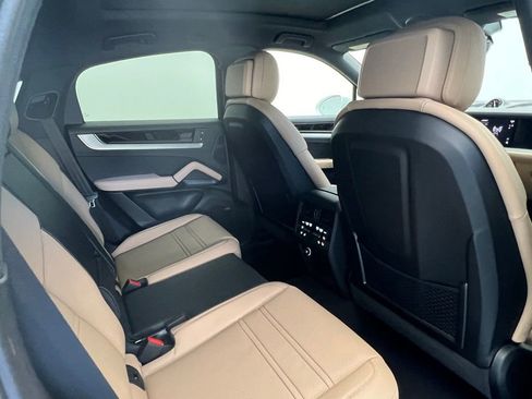Used 2025 Porsche Cayenne Coupe image 16