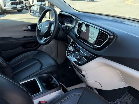 Used 2023 Chrysler Pacifica Touring-L image 8