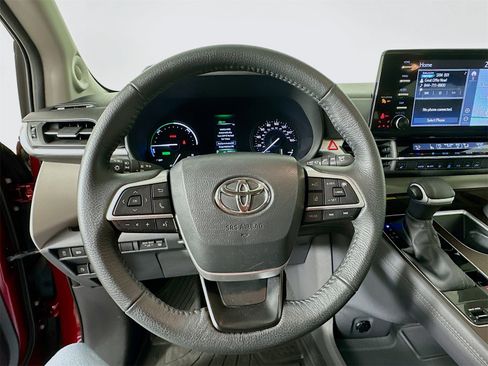 Certified 2023 Toyota Sienna XLE image 11