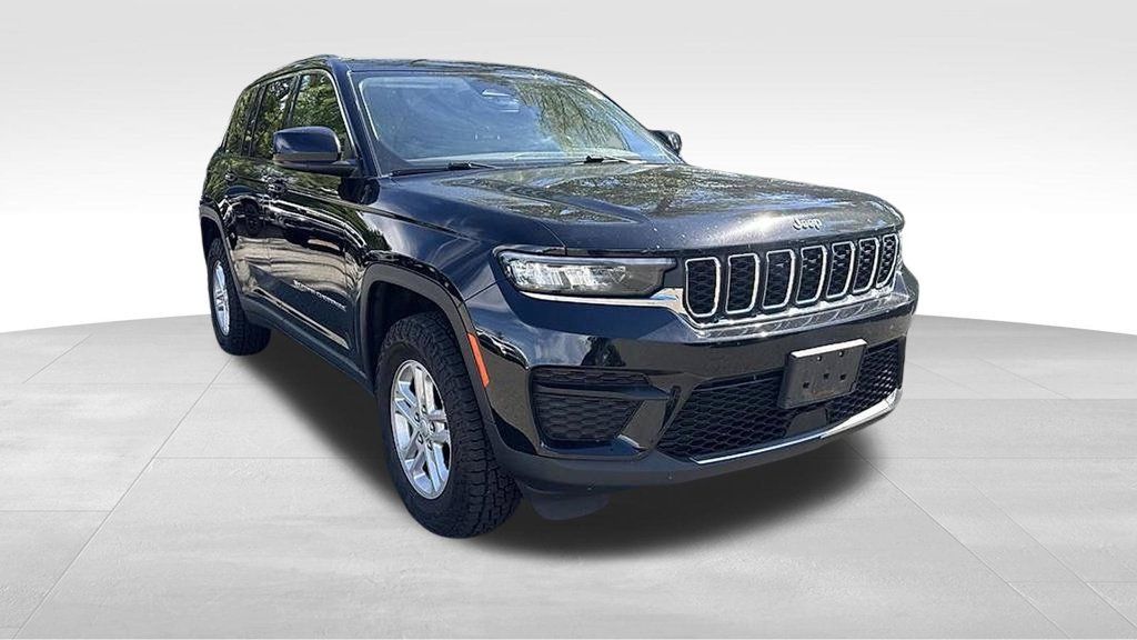 Used 2023 Jeep Grand Cherokee Laredo w/ Luxury Tech Group I AWD/4WD image 1