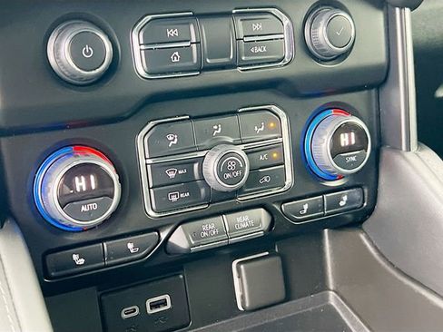 Used 2022 Chevrolet Tahoe Z71 w/ Luxury Package image 16