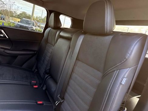 Used 2024 Mitsubishi Outlander SE image 16