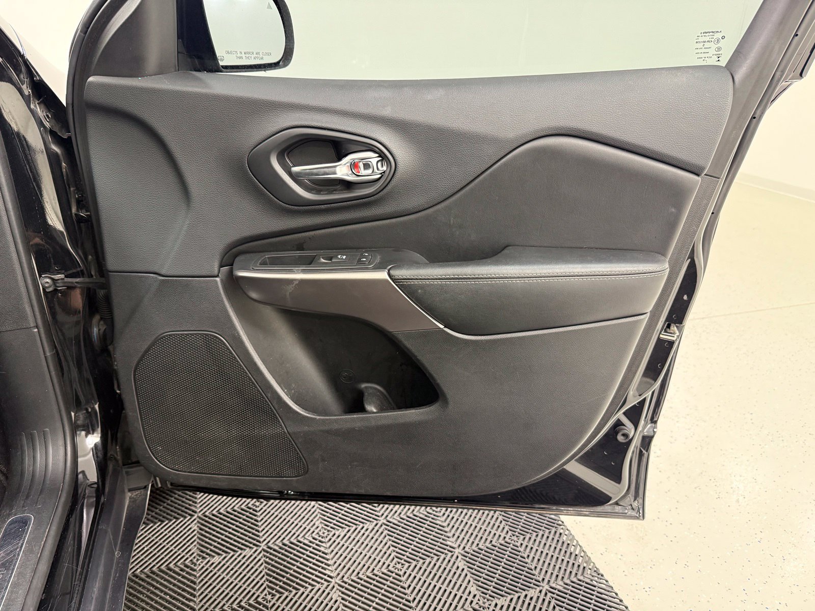 Used 2019 Jeep Cherokee Limited w/ Trailer Tow Group FWD image 29