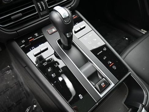 Certified 2026 Porsche Macan AWD/4WD image 23