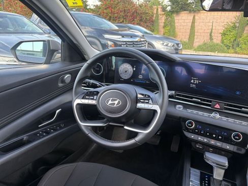 Used 2025 Hyundai Elantra SEL image 36