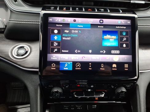 Used 2021 Jeep Grand Cherokee L Limited AWD/4WD image 16
