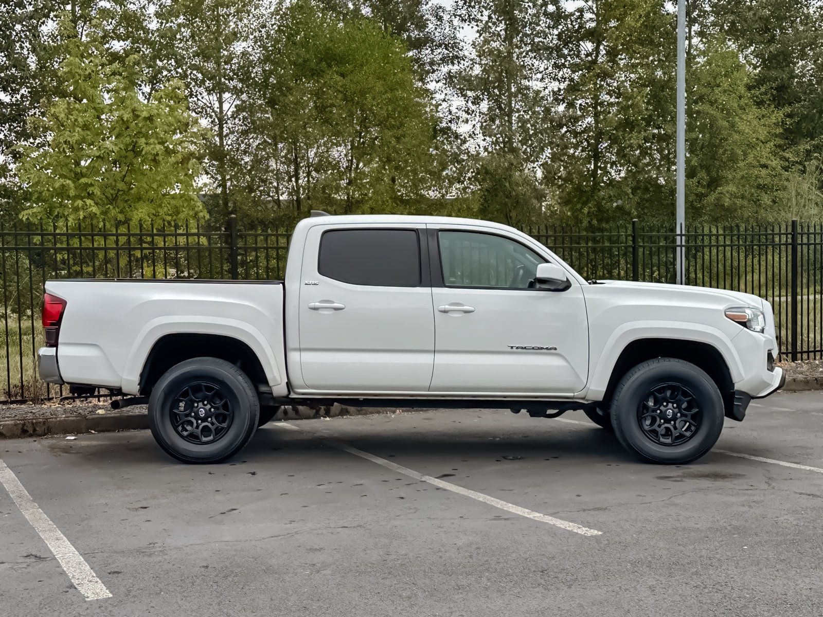 Used 2021 Toyota Tacoma SR5 AWD/4WD image 2