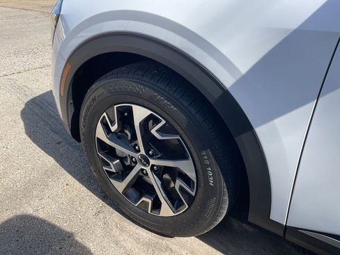 Used 2024 Kia Sportage EX FWD image 3
