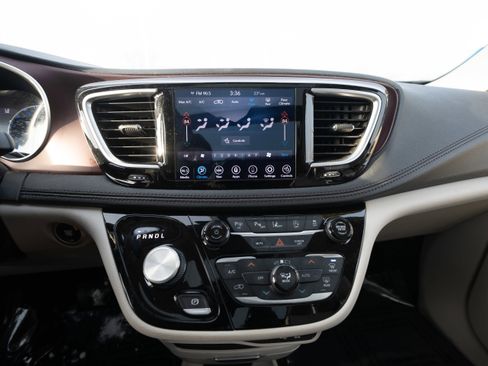 Used 2020 Chrysler Pacifica Limited w/ Advanced Safetytec Group image 17