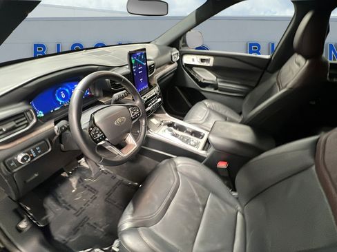 Certified 2022 Ford Explorer Platinum w/ Equipment Group 601A image 18