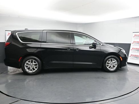 Used 2024 Chrysler Pacifica Touring-L image 9