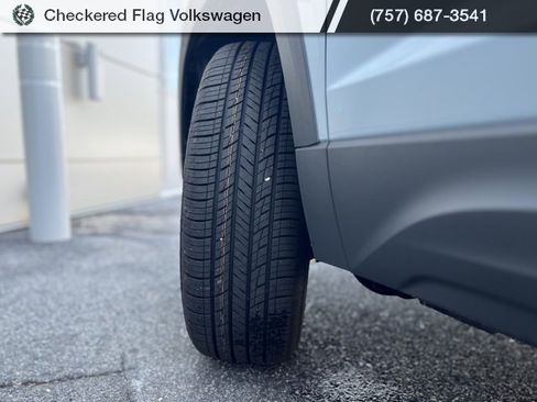 New 2025 Volkswagen Taos SE image 15