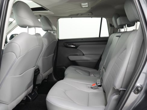 Used 2025 Toyota Highlander XLE AWD/4WD image 18